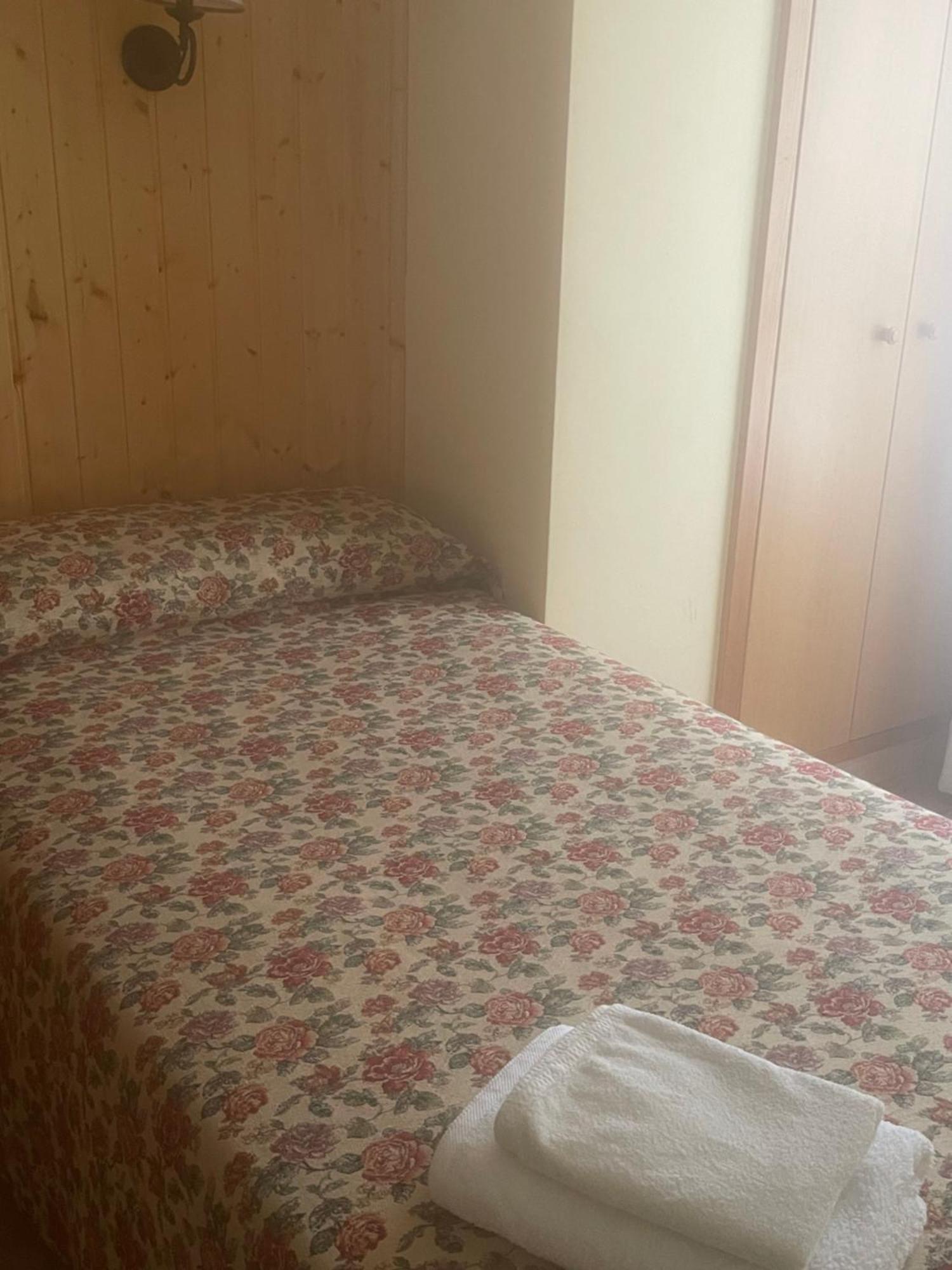 La Posa Hostel Villar del Arzobispo Екстериор снимка