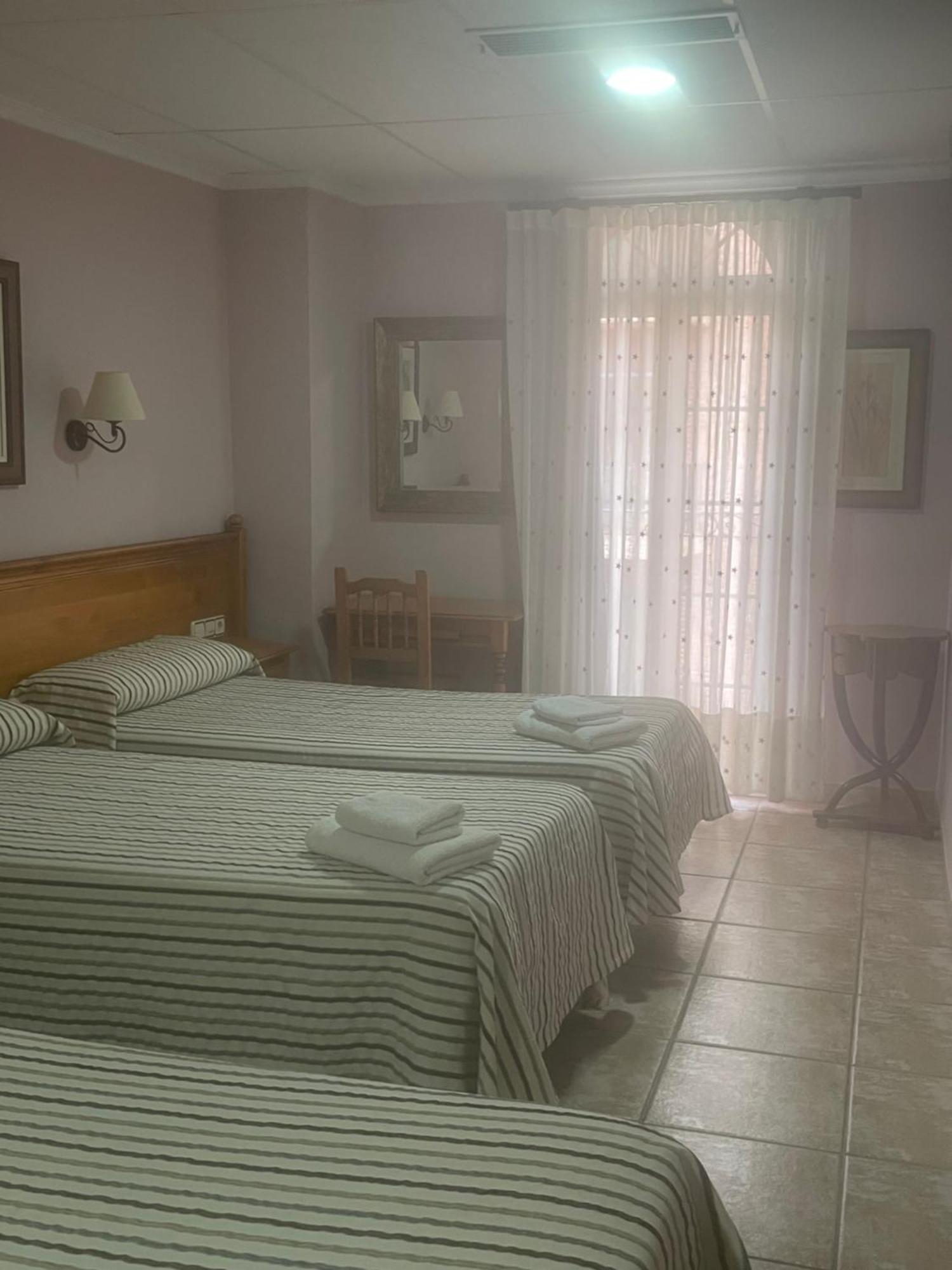 La Posa Hostel Villar del Arzobispo Екстериор снимка